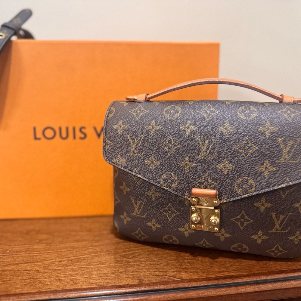 Louis Vuitton Pochette Métis Monogram Handbag - Picture 4 of 12
